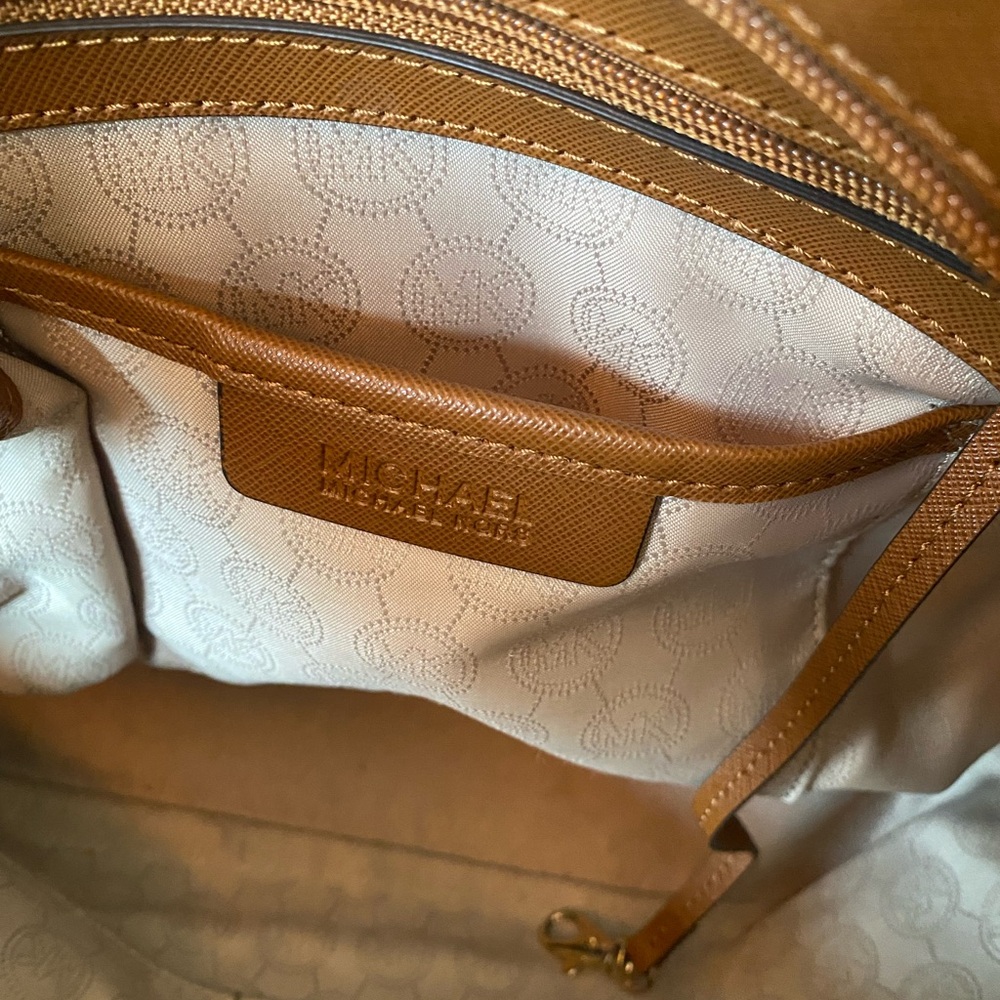 Michael Kors Jet Set Medium Carryall Leather Shoulder Tote -Luggage Brown/Gold - Picture 3 of 4
